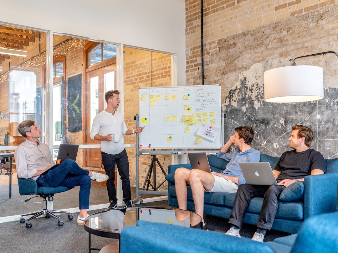 Das Team von e-its in Berlin – Experten für maßgeschneiderte Softwarelösungen, digitale Transformation und IT-Beratung